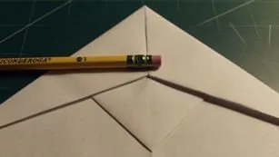 Hogyan készítsünk egy papír repülőgép, amely elszáll, és nem esik a földre