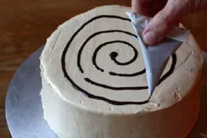 Hogyan díszíteni a tortát csokoládéval