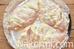 Hogyan kell sütni a csirkemell sajttal és paradicsommal a sütőben recept egy fotó