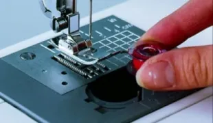 Hogyan kell kitölteni a varrógépet