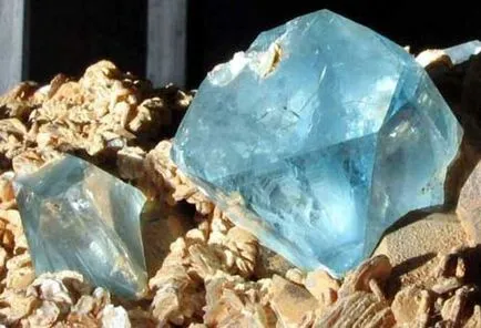 Topaz kő és annak tulajdonságait érdekelt állatöv jel, szín és érték (kő) Topaz kő és annak tulajdonságait érdekelt állatöv jel, szín és érték