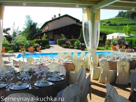 Az esküvő az udvaron