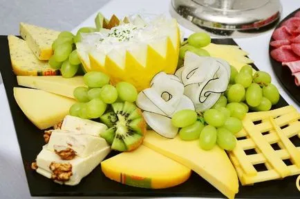 Gyönyörű szeletelt kolbászt és sajtot léptető kép, leírás (vágás) Gyönyörű szeletelt kolbászt és sajtot lépésről lépésre fotó, leírás