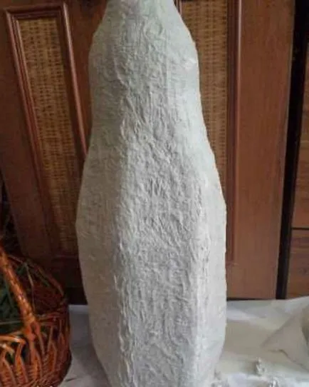Szép váza egy műanyag palack a kezét (fotó)