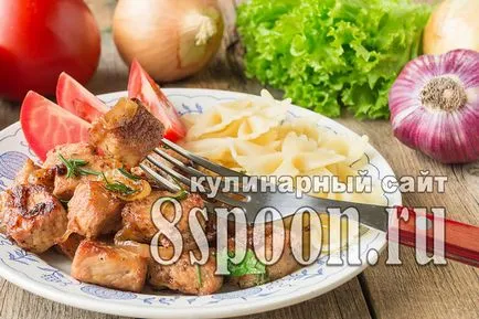Sertés szelet sült egy serpenyőben egy íj (sertés) Sertés sült egy serpenyőben szeletelt hagymát