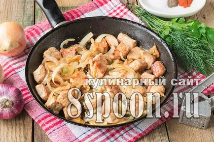 Sertés szelet sült egy serpenyőben egy íj (sertés) Sertés sült egy serpenyőben szeletelt hagymát