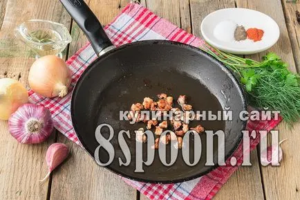 Sertés sült egy serpenyőben hagymás szelet (szeletek) Sertés sült egy serpenyőben szeletelt hagymát