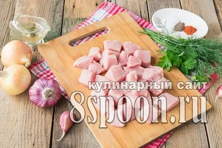 Sertés szelet sült egy serpenyőben egy íj (sült) Sertés sült egy serpenyőben szeletelt hagymát