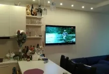 Milyen magasan lógni a tv hogyan akasztani a falra a hálószobában, a távolság a padló és a