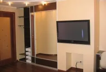 Milyen magasan lógni a tv hogyan akasztani a falra a hálószobában, a távolság a padló és a