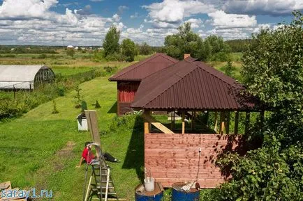 Tokjába a pajtában a kezüket