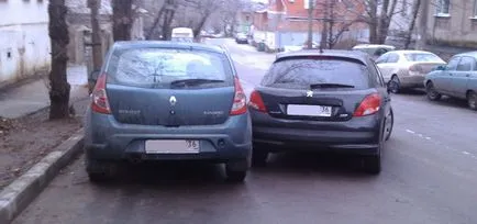 Zúzott autó az udvaron csinálni