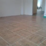 Javítása csempe a padlón a kezüket a profik