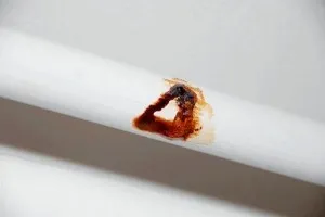 Javítása a mennyezet a fürdőszobában a kezüket, videó és fénykép használati