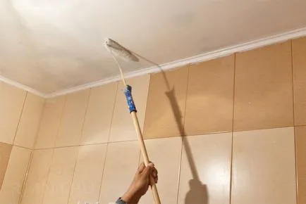 Fogasléces mennyezet a fürdőszobában a kezüket