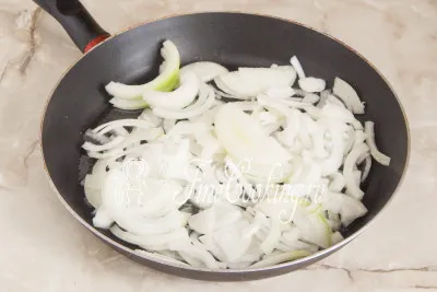 Saláta csirkével és savanyúságok - a recept egy fotó