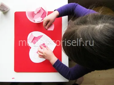 A szív a papírt a kezét (kéz) A szív a papír meg a kezét