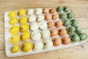 A tészta a gombócokat kenyérsütő könnyű és egyszerű receptek (ravioli) A tészta a gombócokat kenyérsütő könnyű és egyszerű receptek