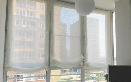 A függöny az erkélyen kezével római rolók, függöny, utasítások, fotó, videó