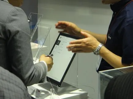 Sony megmutatta, hogyan kell használni a rugalmas e-notebook - a high-tech és a fejlett