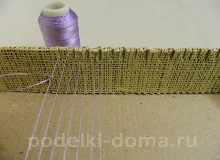Gép szövés gyöngyök (a kezüket), egy doboz ötletek és műhelyek (a) A gép a szövés gyöngyök (a kezüket), egy doboz ötletek és műhelyek