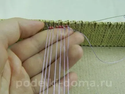 Gép szövés gyöngyök (a kezüket), egy doboz ötletek és műhelyek (workshop) A gép a szövés gyöngyök (a kezüket), egy doboz ötletek és műhelyek