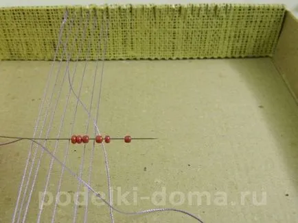 Gép szövés gyöngyök (a kezüket), egy doboz ötletek és műhelyek (gyöngy) A gép a szövés gyöngyök (a kezüket), egy doboz ötletek és műhelyek