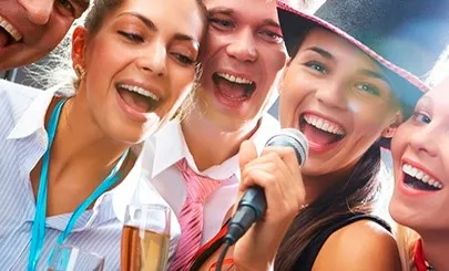 A szkript az esküvő TOASTMASTER a versenyek és dalok