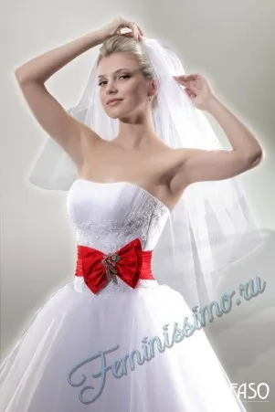 Esküvői ruha szalaggal a dereka fotó, női magazin