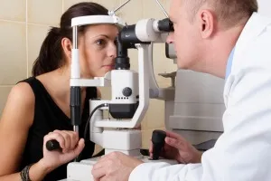 Rámutat arra, hogy a szemét, hogy megszabaduljon tőlük