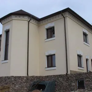 Technológiai vakolat homlokzat tégla és vakolat munkát a falak (vakolat) Technológiai vakolat homlokzat téglából és vakolási munka a falakon