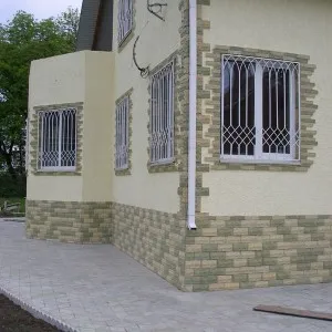 Technológiai vakolat homlokzat téglából és vakolási munka a falakon (homlokzat) Technológiai vakolat homlokzat téglából és vakolási munka a falakon