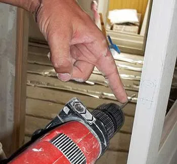 Telepítés és tie-in a zár belső ajtók kezüket (lásd a keretben) Telepítés és tie-in a zár belső ajtók a kezüket