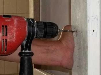Telepítés és tie-in a zár belső ajtók kezüket (lásd a keretben) Telepítés és tie-in a zár belső ajtók a kezüket