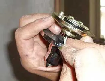 Telepítés és tie-in a zár belső ajtók kezüket (belső) Telepítés és tie-in a zár belső ajtók a kezüket