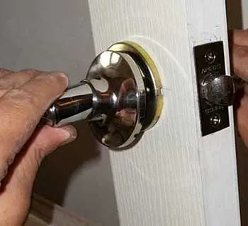 Telepítés és tie-in a zár belső ajtók kezüket (a vár) Telepítés és tie-in a zár belső ajtók a kezüket