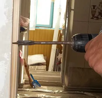 Telepítés és tie-in a zár belső ajtók kezüket (lásd a keretben) Telepítés és tie-in a zár belső ajtók a kezüket