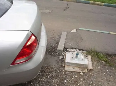 Szerelés az autón, egy tolatókamera, kézműves autók