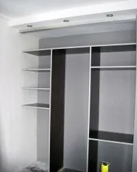 Beépített szekrény toló kezével