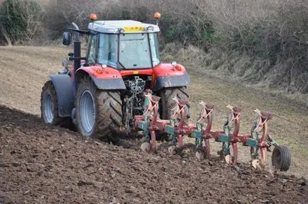 Szántás traktor előnyök és hátrányok a mechanikai talajművelés (őrölt) Traktor szántás előnyeit és hátrányait gépesített talajművelés
