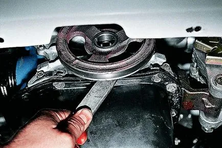 Csere a motor főtengely tömítés, a telepítés egy szivárgást, vagy ha az első vagy hátsó extrudál