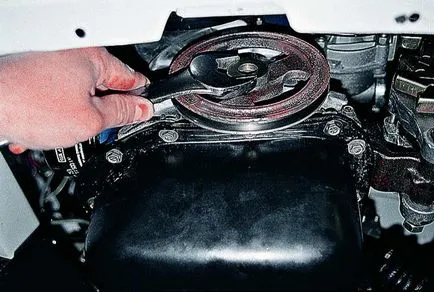 Csere a motor főtengely tömítés, a telepítés egy szivárgást, vagy ha az első vagy hátsó extrudál