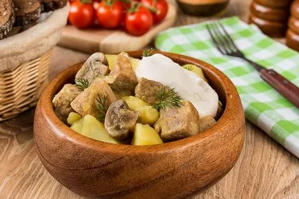 Sült gomba, burgonya és hús receptek cserépben, egy serpenyőben, és multivarka