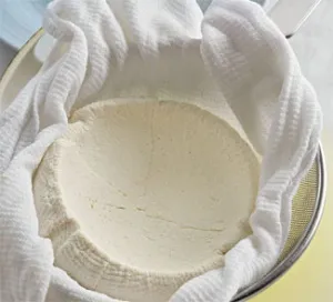 Curd előnyei és hátrányai, a készítmény, a kalóriatartalma (hasznos, mint túró) Curd előnyei és hátrányai, összetétele, kalorikus