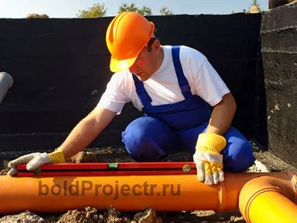 A lejtőn szennyvízcsatorna csövek egy magánlakás (szennyvízcsatorna) A lejtőn szennyvízcsatorna csövek egy magánházban
