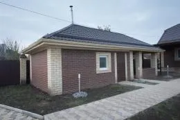 Bath tégla telken, a fürdő projektek tégla, előnyeit és hátrányait az ilyen