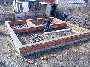 Bath tégla telken, a fürdő projektek tégla, előnyeit és hátrányait az ilyen