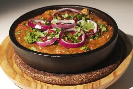 Chakhokhbili csirke klasszikus recept fényképpel (chakhokhbili csirke Grúz klasszikus recept) Chakhokhbili csirke klasszikus recept egy fotó