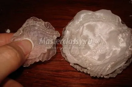 Virágok szatén szalagokkal mester osztály segítségével vékony csíkokra