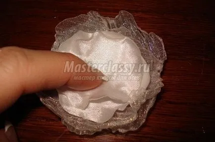 Virágok szatén szalagokkal mester osztály segítségével vékony csíkokra